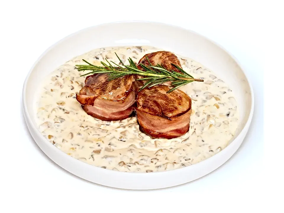 Medalioane de porc cu sos de ciuperci — restaurant Tierra, Comrat